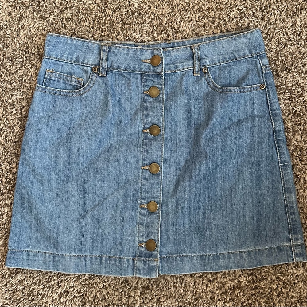 Light wash denim skirt with buttons